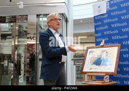 William Roache à WH Smith Chester, en signant son livre La vie et l'âme pour ventilateur Banque D'Images