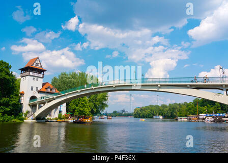 Pont menant à Insel der Jugend, parc de Treptow, Alt-Treptow, Berlin, Allemagne Banque D'Images