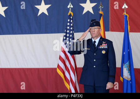 Le brig. Le général Todd Canterbury, 56th Fighter Wing Commander, salue sa nouvelle aile pour la première fois quelques instants après la prise de commandement le 20 juin 2018, à la base aérienne de Luke, Arizona) Canterbury plus récemment occupé le poste de directeur de la F-35 Bureau de l'intégration au siège de l'Armée de l'air. (U.S. Photo de l'Armée de l'air par des aviateurs Ridge Shan) Banque D'Images