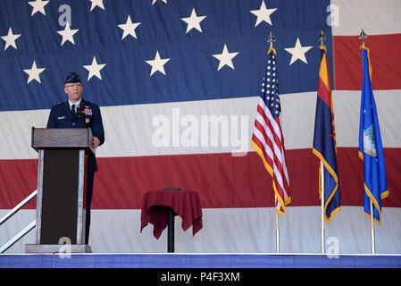 Le brig. Le général Todd Canterbury, 56th Fighter Wing commander, s'adresse à la foule quelques instants après la prise de commandement le 20 juin 2018, à la base aérienne de Luke, Arizona) Canterbury dirigera Luke dans le développement de la formation des aviateurs et pilotes de chasse. (U.S. Photo de l'Armée de l'air par des aviateurs Ridge Shan) Banque D'Images