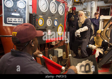 180620-N-FF029-102 SAN DIEGO (20 juin 2018) 4400 Machiniste Fireman Bryan Flores, de Portland, Ore., droite, dirige une équipe de tuyau au cours d'une victime de l'ingénierie de perçage dans la salle des machines principale avant de le navire d'assaut amphibie USS Bonhomme Richard (DG 6). Bonhomme Richard est en ce moment à son port d'attache de San Diego, la préparation pour un prochain déploiement prévu. (U.S. Photo par marine Spécialiste de la communication de masse 3e classe Daniel Charest) Banque D'Images