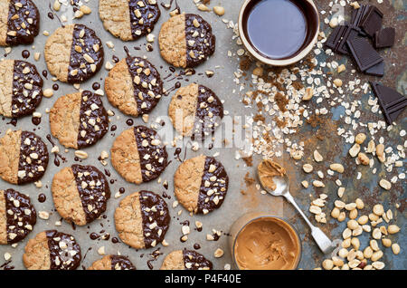 Beurre de cacahuète fait maison et les cookies au chocolat noir Banque D'Images