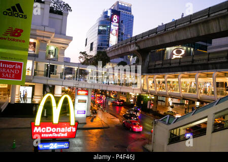 BANGKOK, THAÏLANDE - 12 mars 2017 : McDonald's à l'intersection Ratchaprasong, quartier commercial de Bangkok, Thaïlande tôt dans la soirée et tra Banque D'Images