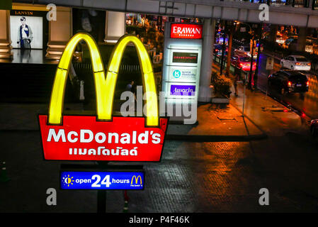 BANGKOK, THAÏLANDE - 12 mars 2017 : McDonald's à l'intersection Ratchaprasong, quartier commercial de Bangkok, Thaïlande tôt dans la soirée et tra Banque D'Images