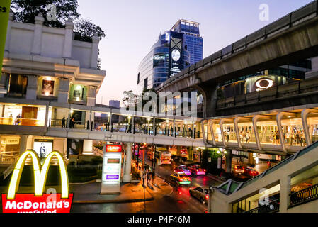 BANGKOK, THAÏLANDE - 12 mars 2017 : McDonald's à l'intersection Ratchaprasong, quartier commercial de Bangkok, Thaïlande tôt dans la soirée et tra Banque D'Images