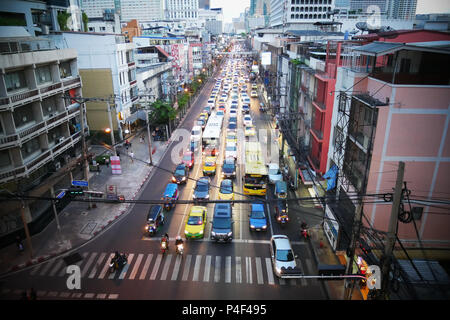 BANGKOK, THAÏLANDE - 20 mars 2017 : vue sur la ville de marché de Pratunam, le plus grand marché de vêtements shopping à Bangkok avec embouteillage dans l'oreille de l'heure de pointe Banque D'Images