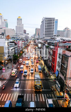 BANGKOK, THAÏLANDE - 20 mars 2017 : vue sur la ville de marché de Pratunam, le plus grand marché de vêtements shopping à Bangkok avec embouteillage dans l'oreille de l'heure de pointe Banque D'Images