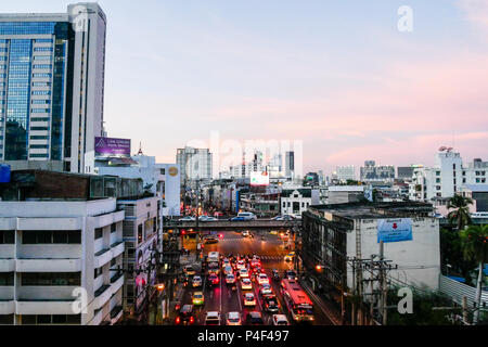 BANGKOK, THAÏLANDE - 20 mars 2017 : vue sur la ville de marché de Pratunam, le plus grand marché de vêtements shopping à Bangkok avec embouteillage dans l'oreille de l'heure de pointe Banque D'Images