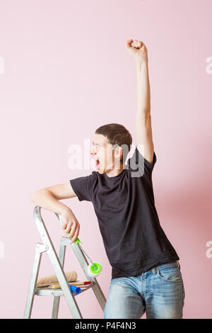 Image de l'homme en T-shirt noir, avec rouleau dans les mains Banque D'Images