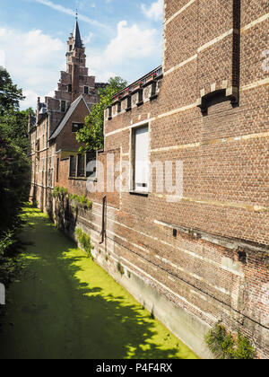 La '', un Waterke Groen petit canal couvert de lentilles d'eau, à côté de la maisons de refuge de l'abbaye de St Trond et l'abbaye de Tongerlo à Mechelen, Belgique Banque D'Images