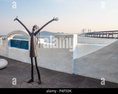 Sculpture de métal sur la promenade de Haeundae promouvoir le Festival International du Film de Busan avec le pont Gwangan en arrière-plan pendant le coucher du soleil, Bus Banque D'Images