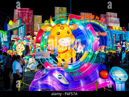 Les lanternes de célébration de l'année du chien à la rivière Hongbao à Singapour Banque D'Images