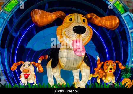 Les lanternes de célébration de l'année du chien à la rivière Hongbao à Singapour Banque D'Images