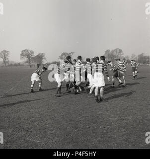 Années 1950, historiques, le sport amateur, yonug hommes jouant un jeu de rugby, Angleterre, Royaume-Uni. Banque D'Images