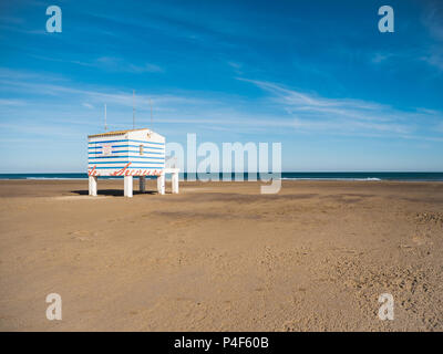 Poster de sauvetage sur la plage Gruissan Français déserte sur une journée ensoleillée Banque D'Images