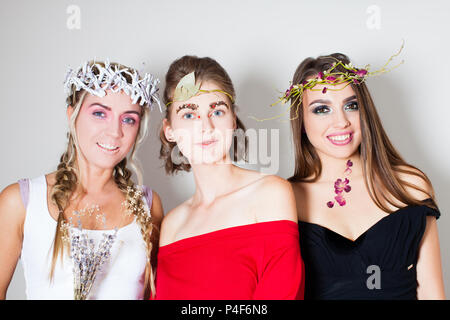 Les jeunes filles-muses avec maquillage créatif et la coiffure Banque D'Images