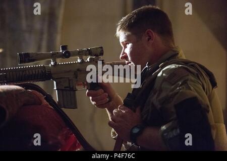 Titre original : AMERICAN SNIPER. Titre en anglais : AMERICAN SNIPER. Film Réalisateur : CLINT EASTWOOD. Année : 2014. Stars : KEVIN LACZ. Credit : Warner Bros Pictures / Album Banque D'Images