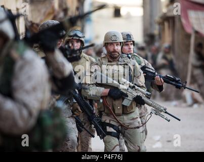 Titre original : AMERICAN SNIPER. Titre en anglais : AMERICAN SNIPER. Film Réalisateur : CLINT EASTWOOD. Année : 2014. Stars : BRADLEY COOPER. Credit : Warner Bros Pictures / Album Banque D'Images