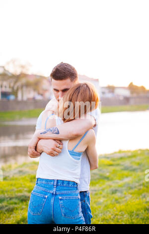 Sweet hugs d'un couple d'amoureux Banque D'Images