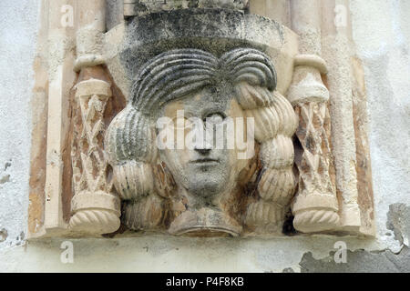 Détail architectural avec un mascaron d'une femme sur la façade d'un bâtiment ancien à Varazdin, Croatie Banque D'Images