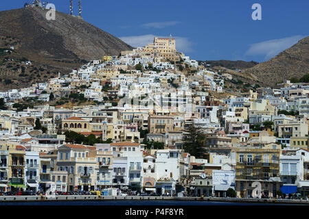 Ville Ermoupolis avec caholic sur le dessus de l'église de l'île, Syros, Cyclades, Grèce Banque D'Images