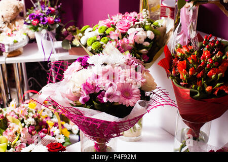 Bouquets de fleurs mixtes colorés Banque D'Images