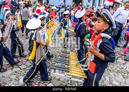 Antigua, Guatemala - 14 septembre 2015 : École de parades dans les rues pendant les célébrations du Jour de l'indépendance du Guatemala Banque D'Images