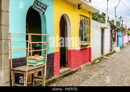 San Juan del Obispo, Guatemala - 24 juin 2017 : scène de rue dans village près de la ville coloniale et site du patrimoine mondial de l'Unesco d'Antigua Banque D'Images