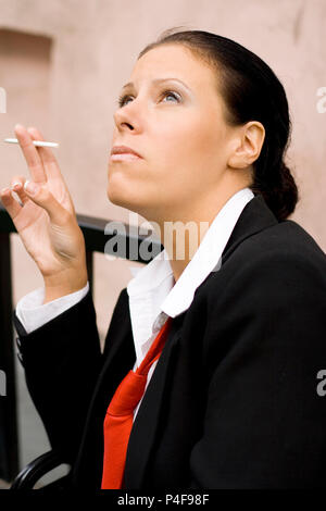 Portrait of businesswoman with cigarette Banque D'Images