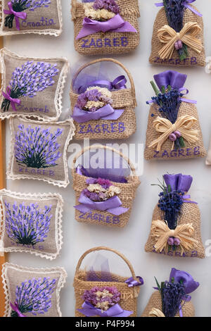 Souvenirs sur l'étal de décorations pour les vacances d'hiver au marché de Noël annuel traditionnel à Zagreb, Croatie Banque D'Images