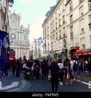 Foule rassemblée sur une rue historique dans le bas marais pour profiter d'une bande animée effectuer au cours de la Fête de la musique, Paris, France Banque D'Images