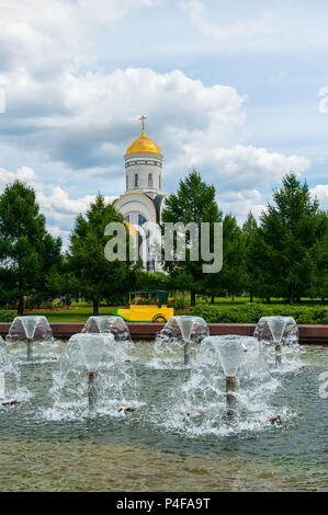 Temple du grand martyr George sur la colline Poklonnaya à Moscou sur une journée ensoleillée. Banque D'Images