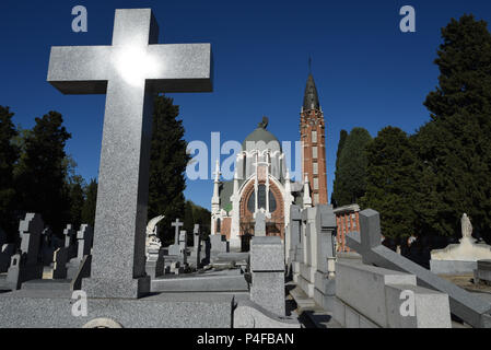 3 mai 2016 - Madrid, Espagne : Illustration photo du cimetière de La Almudena à Madrid. Plusieurs victimes d'un bébé-vol, a déclaré qu'on leur a dit que leurs enfants avaient été enterrés dans ce cimetière alors qu'ils ont été effectivement prises à l'écart et vendus à des couples infertiles. Le scandale du "robados smileys' ('stolen babies') datent de l'époque de dictateur espagnol Francisco Franco, au cours de laquelle les nouveau-nés de certains opposants au régime communiste ou les couples non mariés ont été déclaré mort-né, enlevés de leurs mères et adopté par les partisans du régime. Vols semblables et de l'ille Banque D'Images