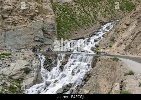 Le Ladakh, Inde - le 18 juillet 2017 : Biker traversant la rivière qui coule sur la route à partir de la fonte des glaciers dans la région de Ladakh, Himalaya, Inde Banque D'Images