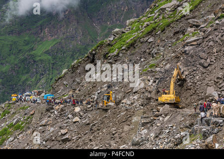 Manali, Inde - le 19 juillet 2017 : nettoyage de la pelle sur la zone de glissement de Manali - Leh Highway au Rohtang, Himachal Pradesh, Inde. Banque D'Images