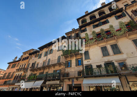 Vérone, Italie - 26 mai 2017 : bâtiments d'habitation et de magasins à Piazza Erbe dans la ville italienne de Vérone Banque D'Images