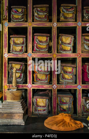 Folios de vieux manuscrits dans la bibliothèque de Stakna gompa monastère bouddhiste tibétain au Ladakh, Inde Banque D'Images