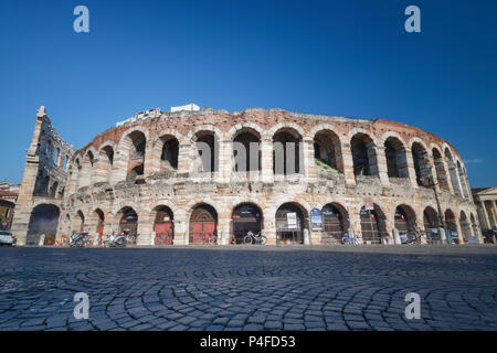 Vérone, Italie - 26 mai 2017 : vue extérieure de l'Arène de Vérone de la Piazza Bra, un ancien amphithéâtre romain (Arène de Vérone) Banque D'Images