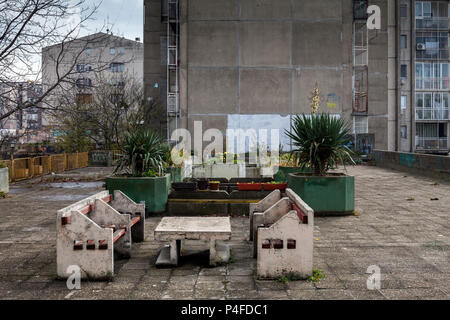 Belgrade, Serbie, bancs et banc de béton préfabriqué dans un ensemble immobilier à Belgrade Banque D'Images