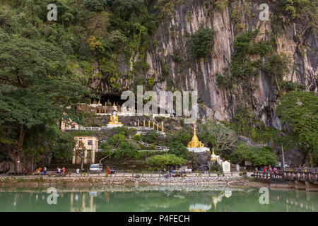 Vue de l'entrée de la grotte, Hpa-An Yathaypyan au Myanmar (Birmanie) Banque D'Images