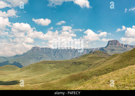 Une vue de l'Amphithéâtre dans le Drakensberg comme vu du Witsieshoek Mountain Resort Banque D'Images