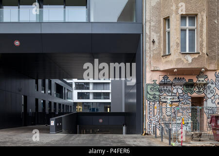 Berlin, Allemagne, Nouvelle construction d'appartements et unsanierter vieux bâtiment dans la Chausseestrasse à Berlin-Mitte Banque D'Images