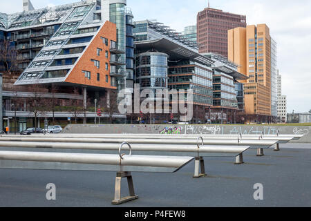 Berlin, Allemagne, les bâtiments et les bascules sur l'Gabriele Tergit promenade at Potsdamer Platz à Berlin-Tiergarten Banque D'Images