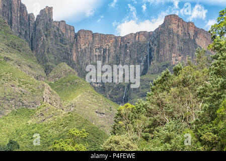 La Tugela Falls dans le Drakensberg, à 948 m, la 2e plus haute chute d'eau sur terre. Vu de l'extrême fin de la Tugela Tunnel Banque D'Images