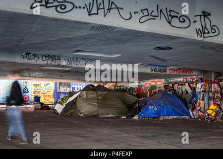 Berlin, Allemagne, les tentes des sans-abri sous le Elsenbruecke Berlin-Alt dans-Treptow Banque D'Images