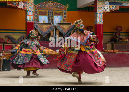 Moine non identifiés dans un masque masque religieux et mystère en costume de danse le Bouddhisme Tibétain pendant la Yuru Kabgyat festival bouddhiste à Lamay Banque D'Images