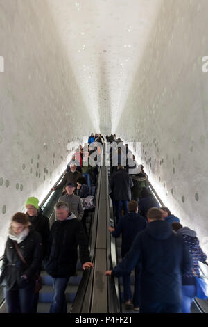 Hambourg, Allemagne, dans l'escalator dans Elbphilharmonie HafenCity dans le port de Hambourg Banque D'Images