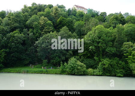 Piste cyclable le long de la rivière Inn, vue de Schloss Neuburg am Inn en haut de la colline, vu sur un bateau de Paris à Passau sur la rivière Inn, Allemagne Banque D'Images