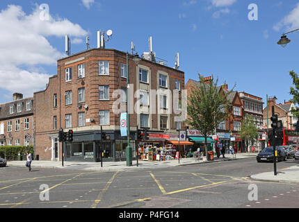 Norwood Road, South London, UK. Une rue commerçante entre Tulse Hill et West Norwood. Montre antennes de téléphonie mobile sur un immeuble résidentiel. Banque D'Images