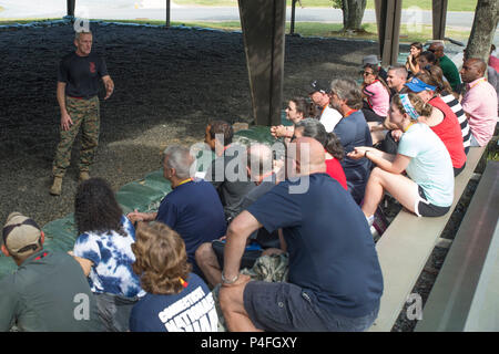 QUANTICO, Virginie - Éducateurs écouter Marine à la retraite Le Lieutenant-colonel Joseph Shusko Marine Corps pendant la commande de Recrutement 2018 d'enseignants et les principaux chefs de Base du Corps des marines à bord Atelier Quantico, Virginie, le 20 juin. L'atelier établit des relations mutuellement bénéfiques entre les agents de sélection des agents et les éducateurs. L'atelier a été créé dans les efforts visant à développer des compétences en leadership et en savoir plus sur les possibilités de carrière dans le Corps des Marines. Shusko est le directeur de la Marine Corps Arts Martiaux Centre d'excellence. (U.S. Marine Corps photo par Lance Cpl. Mitchell Collyer) Banque D'Images